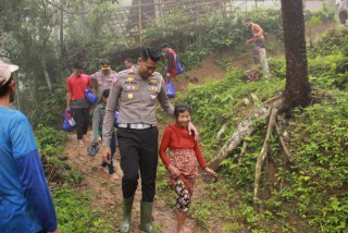 Tanggap Bencana Polres Ponorogo Beri Himbauan Pengguna Jalan Minimalisir Laka Lantas di Musim Hujan