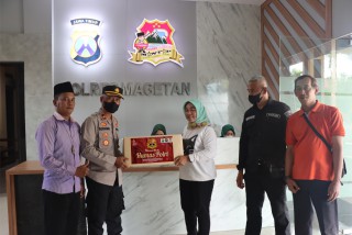 Si Humas Polres Magetan Gandeng Awak Media Salurkan Bantuan Sosial Untuk Korban Bencana Alam