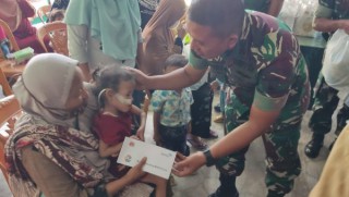 Dandim Surabaya Utara Berikan Bansos Kepada Anak Stunting di Wilayah
