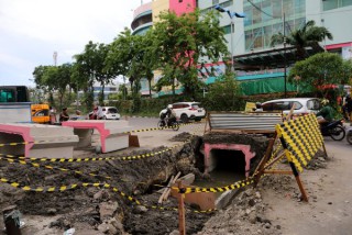 Ada Pembangunan Saluran di Depan Pasar Turi Baru, Arus Lalu Lintas di Jalan Dupak Diberlakukan Contra Flow