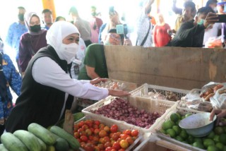 Gubernur Khofifah Tinjau Harga Bapok di Pasar Baru Gresik