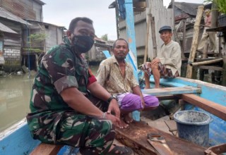 Babinsa Himbau Masyarakat Nelayan Waspadai Cuaca Buruk dan Gelombang Tinggi