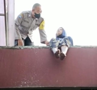 Aksi Heroik Pak Bhabin Polres Mojokerto Berhasil Gagalkan Wanita Hendak Bunuh Diri