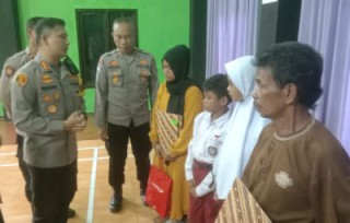 Kapolda Jatim Berikan Beasiswa untuk Kedua Anak Alm Andi Setiawan Aremania