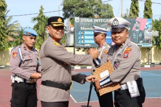 Tujuh Anggota Polres Probolinggo Raih Penghargaan Dari Kapolres