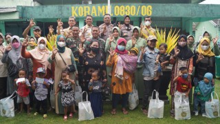 Dampingi Dandim, Ketua Persit KCK Cabang XLIX Berikan Bansos Kepada Anak Stunting di Wilayah