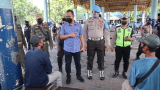 Pamor Keris Polres Gresik Berbagi Masker di Terminal, Himbau Masyarakat Tetap Disiplin Prokes