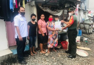 Babinsa Koramil 0830/04 Bubutan Berikan Bantuan Kepada Anak Stunting di Wilayah Binaan