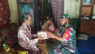 Babinsa Benjeng Masuk Dapur, Berupaya Dalam Membantu Kebutuhan Hidup Warga Kurang Mampu