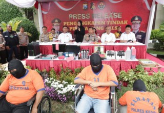 Polda Jatim Bongkar Sindikat Produsen dan Pengedar Uang Palsu