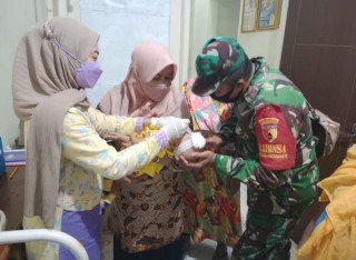 Wujudkan Balita Sehat, Babinsa Dampingi Petugas Berikan Layanan Kesehatan