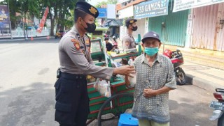 Polisi Gresik Patroli Sambil Bagi Nasi-nasi Bungkus tukang Becak, Pedagang Asongan