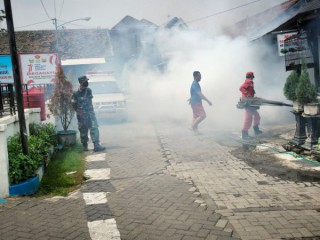 Cegah Penyebaran DBD, Asrama Dan Kantor Makodim 0817/Gresik di Fogging