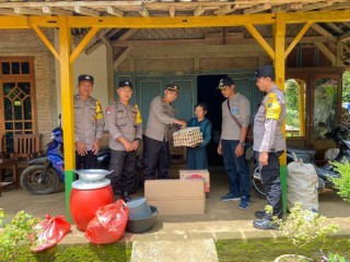 Polres Ponorogo Kembali Salurkan Bantuan Untuk Warga Terdampak Bencana Tanah Longsor