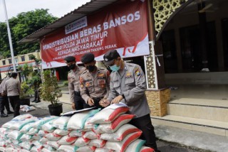Polres Tanjung Perak Distribusikan Bantuan dari Polda Jatim untuk Warga Kurang Mampu