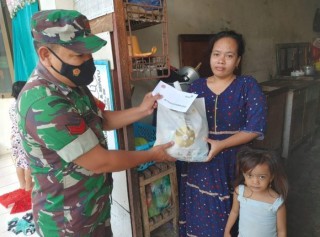 Peduli Anak Stunting, Babinsa Pegirian Salurkan Bantuan Sosial