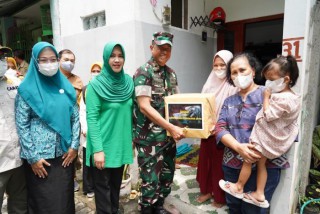 Danrem 084/BJ Bersama Ketua Persit KCK Koorcab Rem 084 Sambangi Anak Stunting
