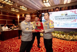 Lomba Video HUT Humas Polri Ke-71, Polres Bojonegoro Terima Penghargaan dan Tropy