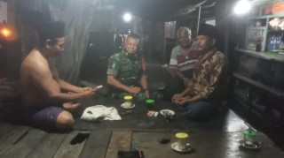 Melalui Komsos, Babinsa Koramil 0830/01 Krembangan Sambangi Pos Kamling