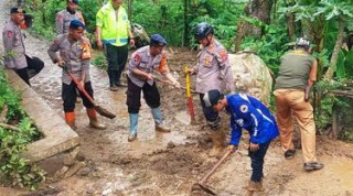 Brimob Polda Jatim Turun Tangan Bersihkan Material Longsor di Silo Jember