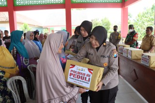 Peduli Korban Banjir, Polwan Polres Bojonegoro Salurkan Bantuan Sosial