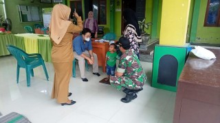 Cegah Stunting Pada Anak, Babinsa Cerme Lakukan Pendampingan Kegiatan Pelayanan Kesehatan.