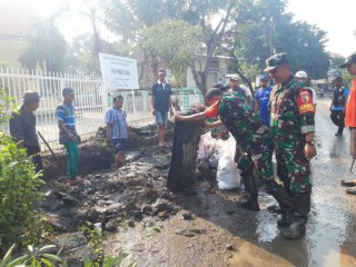Ciptakan Lingkungan Sehat, Babinsa dan Warga Kerja Bakti Bersihkan Saluran Air
