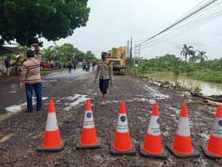 Sigap Tangani Bencana, Polres Lamongan Bersama Warga Pertebal Tanggul