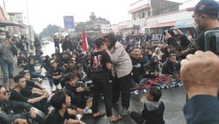Humanis, Polisi Kawal Aksi Damai Aremania di Malang