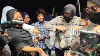 Selimut Hangat dari Ketum Bhayangkari untuk Pengungsi Gempa Cianjur