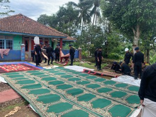 Polri Gelar Salat Jumat dan Sholat Gaib Berjamaah di Lokasi Gempa Cianjur