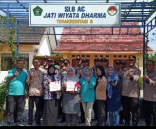 Peringati Hari Guru, 48 SPN Polda Jatim Beri Alat Tulis untuk Siswa Disabilitas di Tuban
