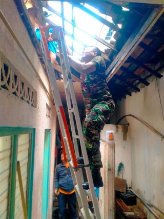 Babinsa Kel Kertajaya Bantu Rehab Rumah Warga.
