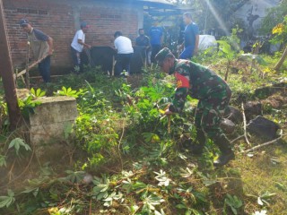 Ciptakan Lingkungan Bersih dan Sehat, Babinsa Bersama Warga Kerja Bakti