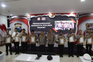 Kapolda Jatim Berikan Penghargaan kepada Anggota Polres Ngawi