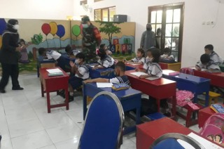 Babinsa Koptu M. Ismanto Berikan Motivasi Murid TK Harapan Bangsa