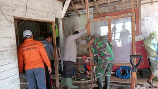 Sinergitas TNI - Polri dan Masyarakat, Polres Batu Bedah Rumah Warga yang Tak Layak Huni