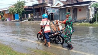 Pantau Perkembangan Banjir Cerme, Serka Siswandi Ingatkan Masyarakat Tetap Perhatikan Faktor Kesehatan.