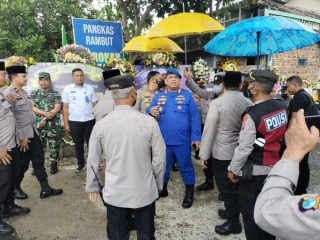Dirpolairud dan Karo SDM Polda Jatim Menyambut Jenazah Briptu Muhammad Khoirul di Rumah Duka