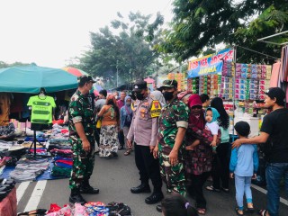 Babinsa Koramil Bubutan Himbau Pengunjung Pasar Minggu Tetap Waspada Tindakan Kriminal dan Patuhi Prokes