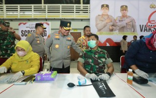 Tinjau Vaksinasi di Gresik Kapolda Jatim : Vaksin Dapat Membentuk Herd Immunity