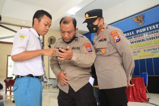 Cegah Pengaruh Gangster, Polrestabes Surabaya Gelar Sosialisasi di Sekolah