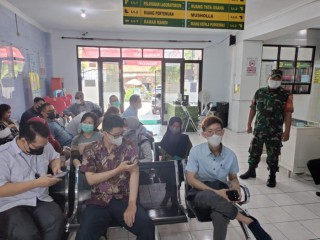 Babinsa Dampingi Warga Dalam Vaksinasi Dosis 1, 2, 3 dan 4