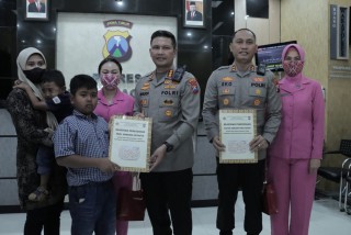 Kapolresta Malang Kota Salurkan Beasiswa dari Kapolda Jatim untuk Anak Polisi Korban Tragedi Kanjuruhan