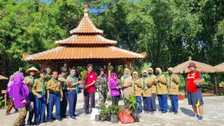 Babinsa Kowad Bersama Masyarakat Ikuti Kegiatan Senam Bersama dan Penanaman Bibit Toga.