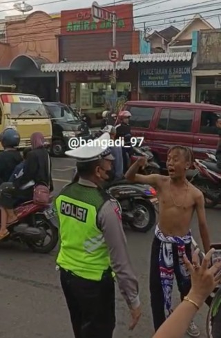 Viral Kesabaran Polisi saat Pam Unjuk Rasa 135 Menit di Malang