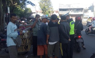 Ajak Masyarakat Patuhi Prokes, Polres Bondowoso Berbagi Masker Gratis