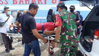 Babinsa Koramil Sangkapura Membantu Warga Yang Sakit Untuk Dilayar Ke Gresik.