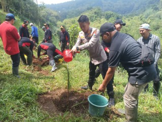 Sinergitas Polres Batu Bersama TNI Gelar Penghijauan