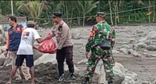 Polisi Serahkan Bantuan Sembako Untuk Warga Sumberlangsep yang Sempat Terisolasi Akibat Lahar Dingin Semeru